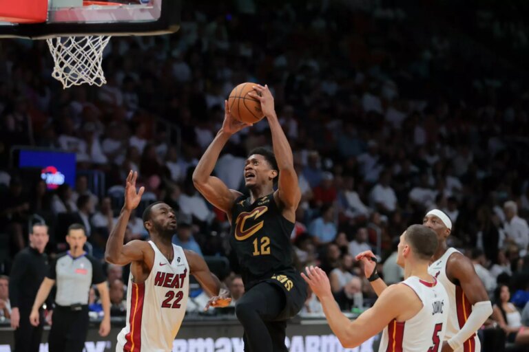 Cleveland vola al secondo turno play-off, Golden State sul 3-1