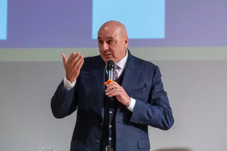 Crosetto “Governo affianco del popolo palestinese, giusto manifestare”
