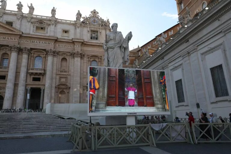 “Extra Omnes”, si chiudono le porte della Cappella Sistina. Al via il Conclave, attesa per la prima fumata