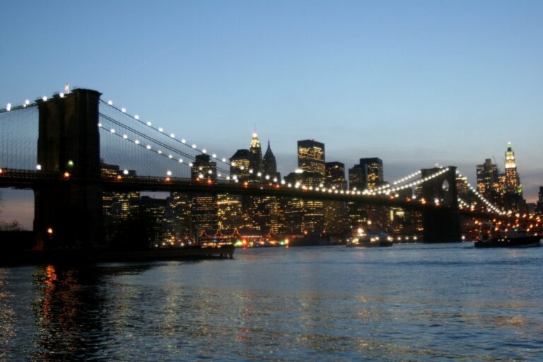 Veliero contro Ponte di Brooklyn a New York, 2 morti e 17 feriti