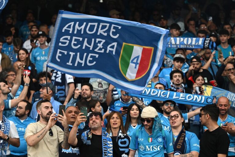 Il Napoli batte 2-0 il Cagliari ed è campione d’Italia