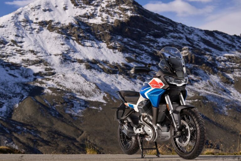 Moto Guzzi Stelvio celebra i 200 anni del Passo dello Stelvio