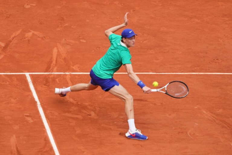 Sinner perfetto contro Lehecka, ora ottavi a Parigi contro Rublev. Cobolli si arrende a Zverev
