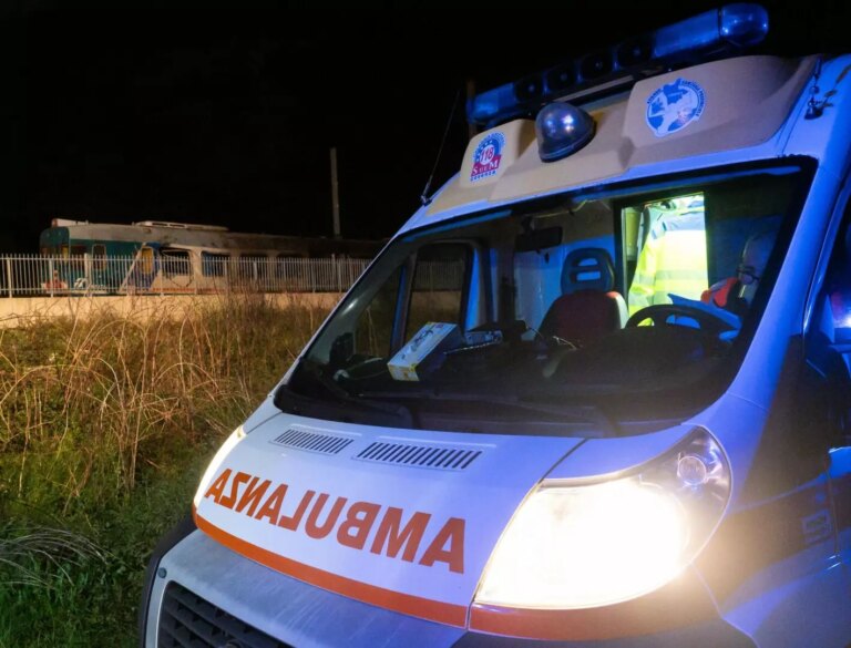 Auto finisce fuori strada e prende fuoco, morti tre giovani in un grave incidente nel brindisino