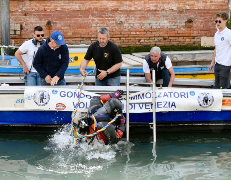 I Gondolieri sub ripuliscono i fondali e recuperano circa 10 quintali di rifiuti