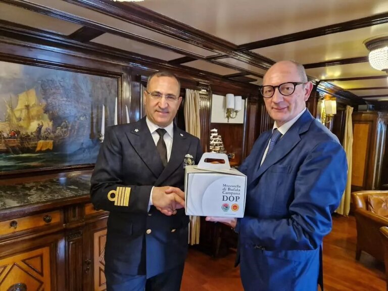 La mozzarella di bufala campana Dop a bordo dell’Amerigo Vespucci