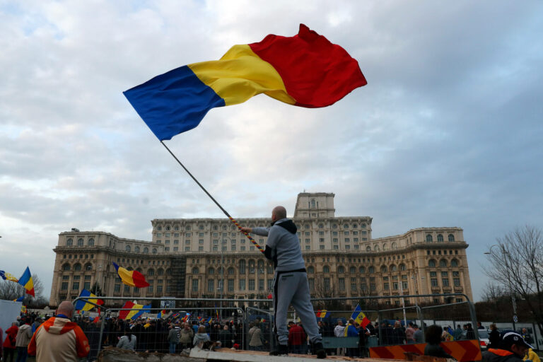 Presidenziali in Romania, secondo gli exit poll in testa il candidato di estrema destra Simion