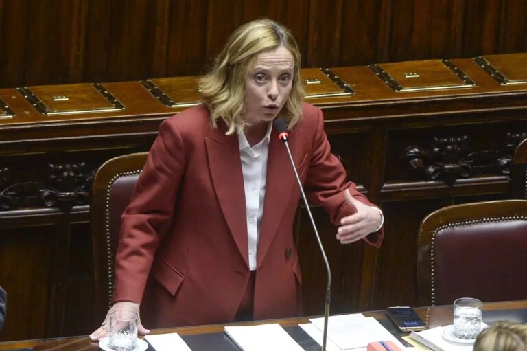 Meloni “Italia e UE devono rafforzare la difesa, spese militari al 2% del Pil nel 2025”