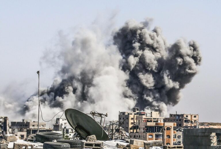 Bombardato un campo d’accoglienza a Gaza, 16 le vittime del raid