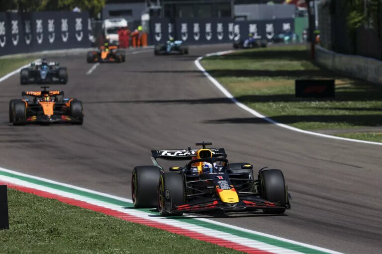 Verstappen trionfa a Imola davanti a Norris, Hamilton risale fino al 4° posto