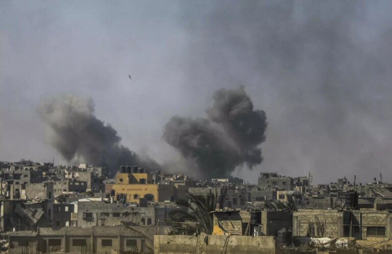 Media, “9 morti e 15 feriti dopo gli ultimi raid a Gaza”. In Israele cortei a 600 giorni dal 7 ottobre