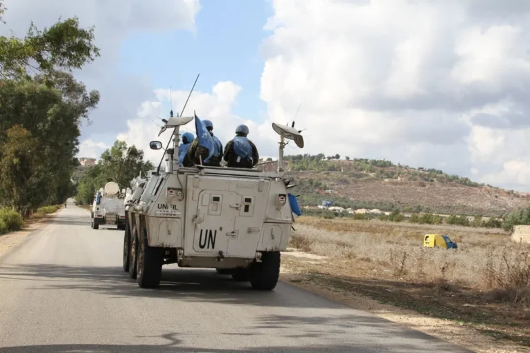 Libano, una pattuglia Unifil presa di mira dai civili