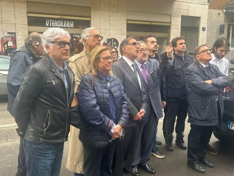 Furto della corona di fiori per Sergio Ramelli, Ignazio La Russa ne depone una nuova in via Paladini
