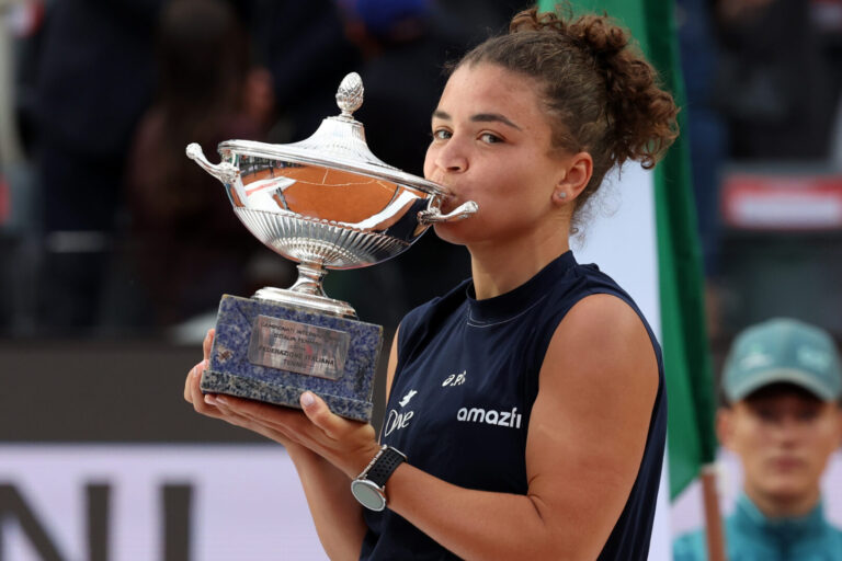 Paolini regina di Roma, battuta Gauff in finale: Jasmine trionfa davanti a Mattarella / Video