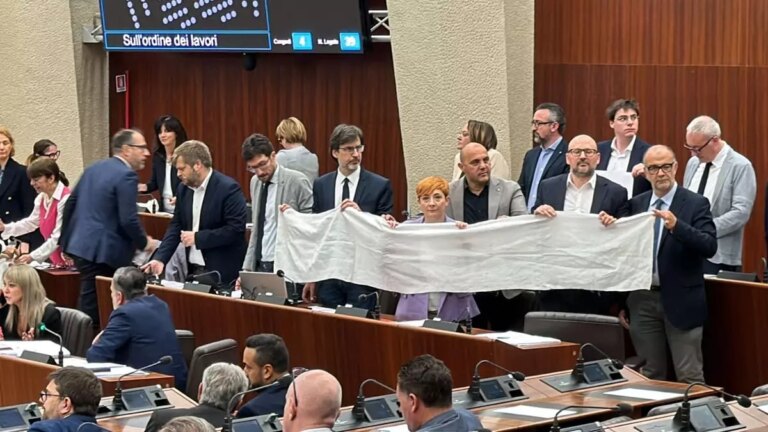 Lombardia, l’opposizione in Consiglio regionale espone lenzuoli bianchi per Gaza