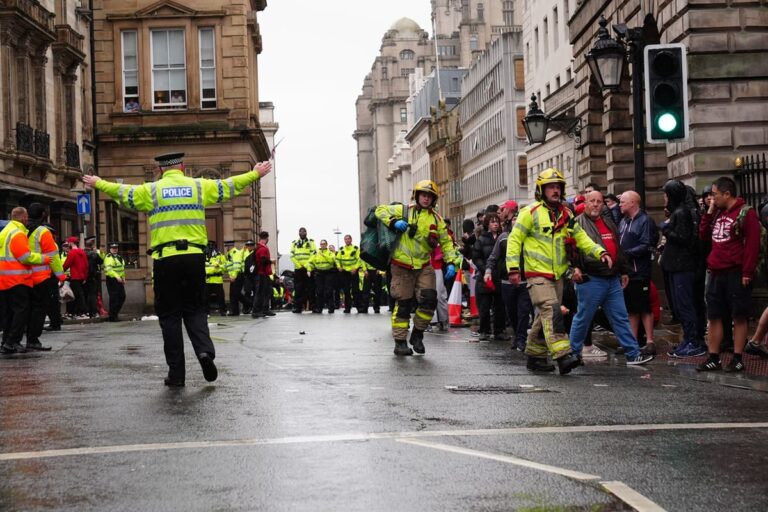 Auto investe diversi passanti durante la parata del Liverpool. Starmer “Incidente scioccante”