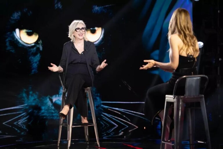 Lunetta Savino a Belve “Il cinema italiano non dà molto spazio alle donne, io ce l’ho fatta con le mie gambette”