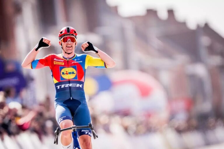 A Pedersen la prima tappa del Giro d’Italia 2025 e la maglia rosa, volata perfetta a Tirana