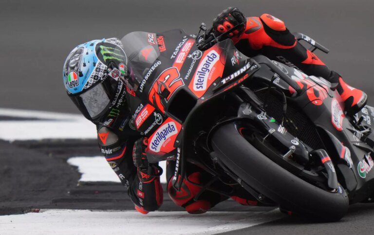 Bezzecchi trionfa a Silverstone, ritiro per Bagnaia e Quartararo