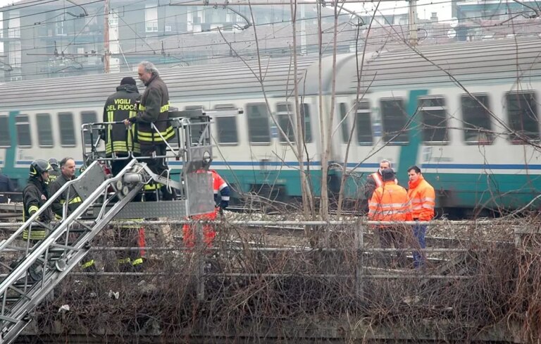 Scavalca le sbarre e viene travolta dal treno, morta una 14enne in provincia di Monza