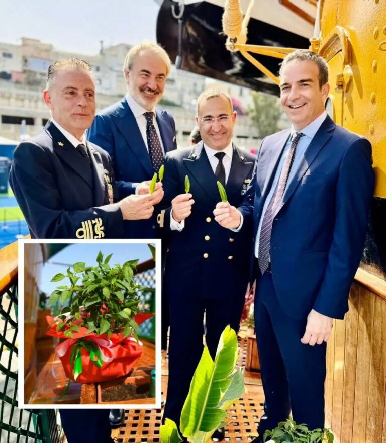 Occhiuto dona una pianta di peperoncino alla nave scuola Amerigo Vespucci