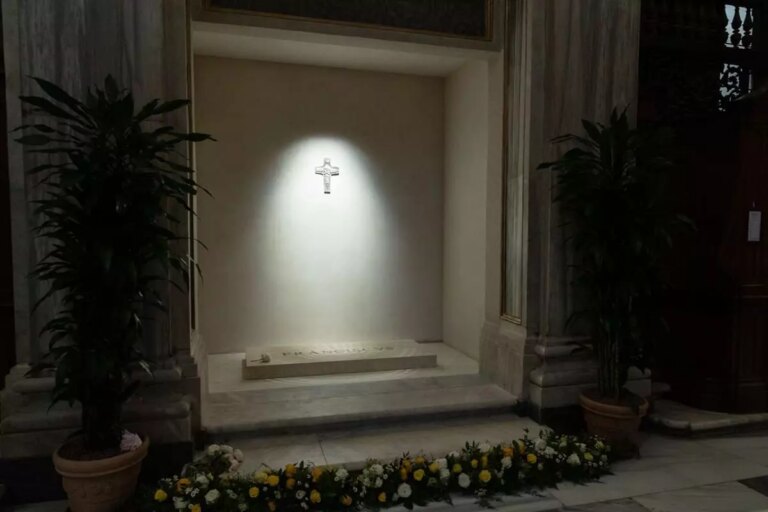 Mattarella visita la tomba di Papa Francesco a Santa Maria Maggiore