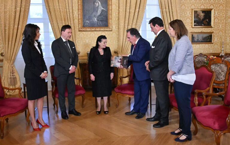Il compositore Pietro Cangiano presenta la sua opera alla presidente di Malta Spiteri Debono