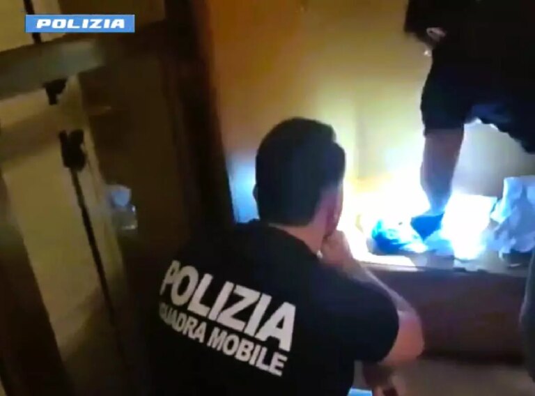 Armi e droga occultate in casa a Gela, arrestato un ventenne pregiudicato