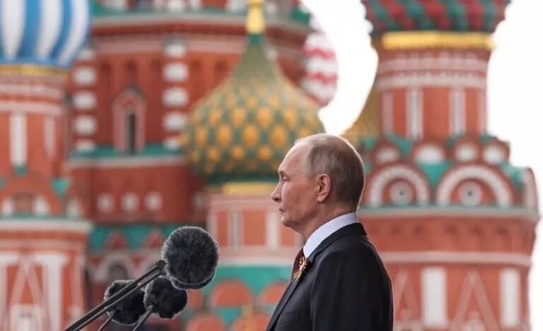 Putin alla Parata “L’intera Russia sostiene l’operazione militare in Ucraina”