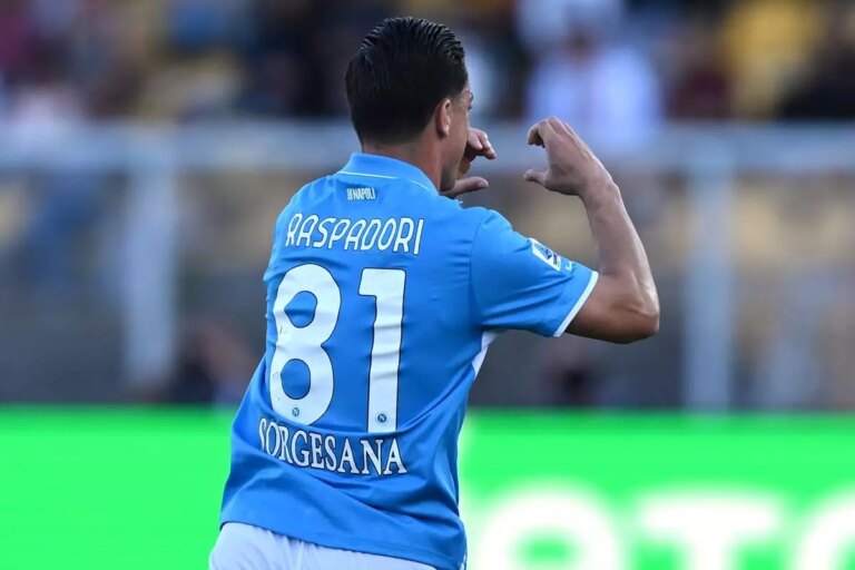 Il Napoli vince di misura e fa un passo verso lo scudetto, a Lecce 0-1 targato Raspadori