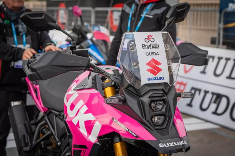 Suzuki presente al Giro d’Italia 2025 con una flotta di 50 moto