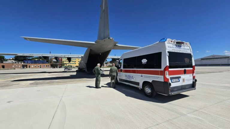 L’Aeronautica Militare trasporta due gemelli di otto mesi da Napoli a Milano
