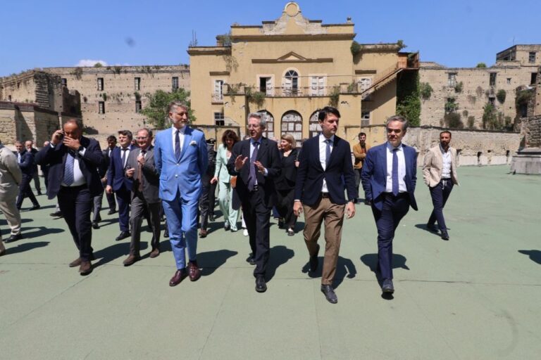 Il ministro Giuli e il sindaco di Napoli Manfredi in visita al Real Albergo dei Poveri