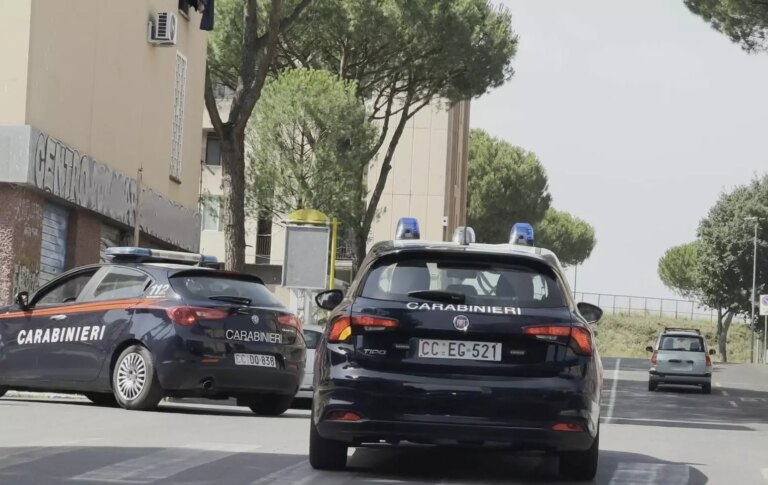 Rapina tre persone armato di un coccio di bottiglia, un arresto a Roma