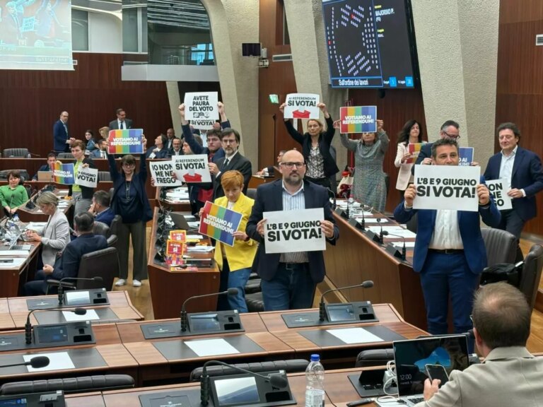A Milano il centrosinistra espone cartelli in aula per il voto al referendum