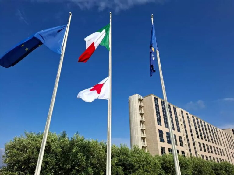 Giornata mondiale della Croce rossa, la bandiera esposta in Cittadella regionale