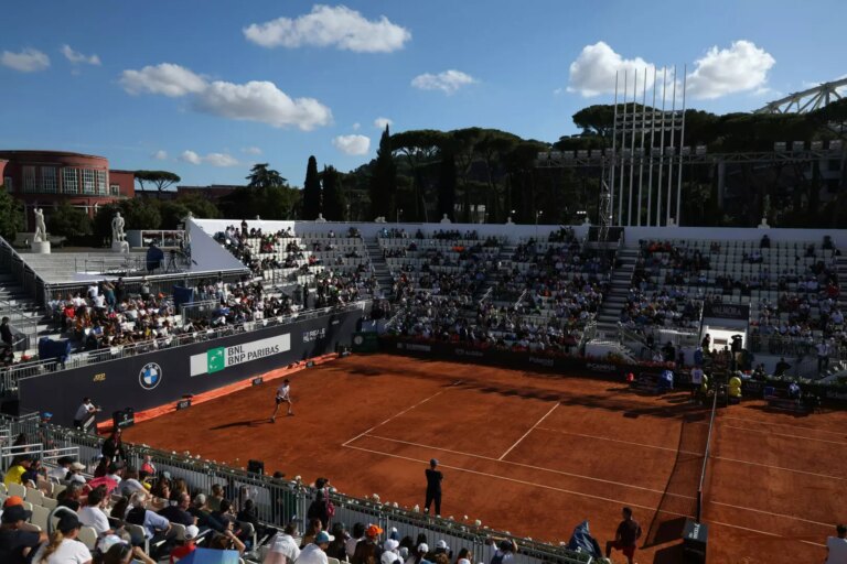 Sinner vince e infiamma Roma al ritorno in campo, bene Berrettini e Paolini