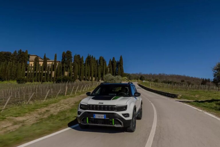 Jeep Avenger consolida il primato di SUV più venduto in Italia
