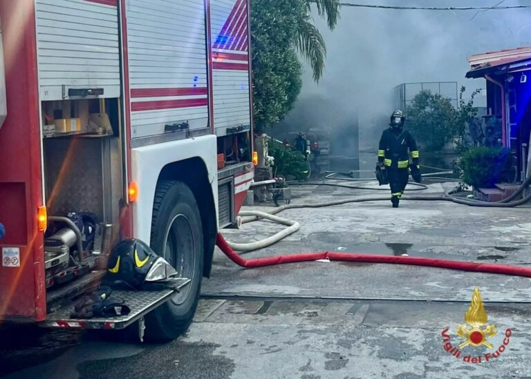 A Napoli in fiamme tre magazzini industriali