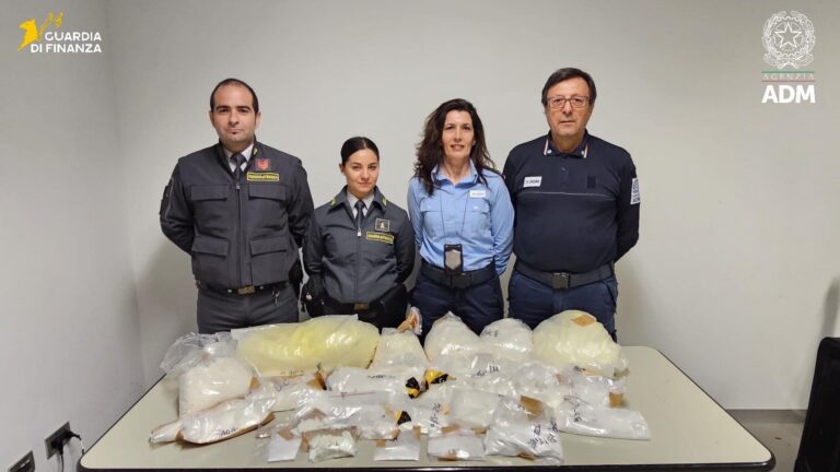 Fermati due corrieri di droga a Linate, sequestrati 2,6 kg di cocaina