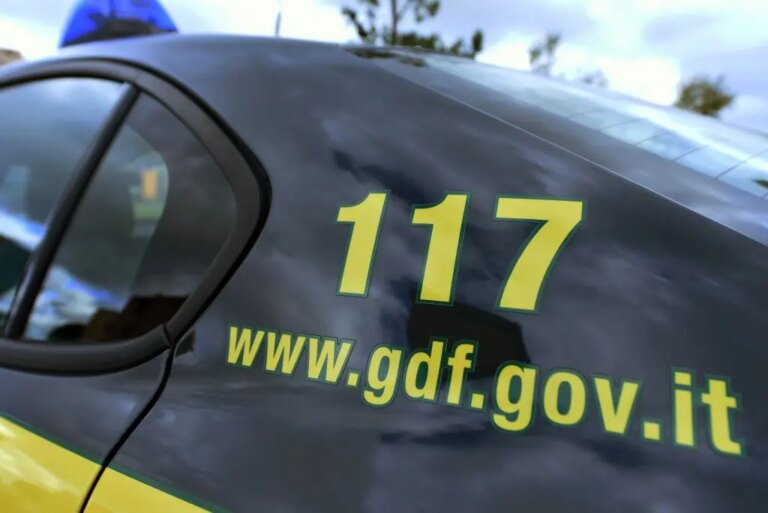 Arsenale in casa e cocaina in auto, 58enne arrestato in provincia di Torino