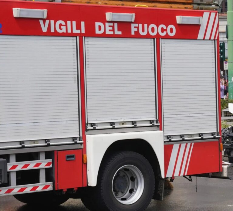 Incendio in provincia di Cosenza, distrutti dei mezzi della società di raccolta dei rifiuti di Cetraro