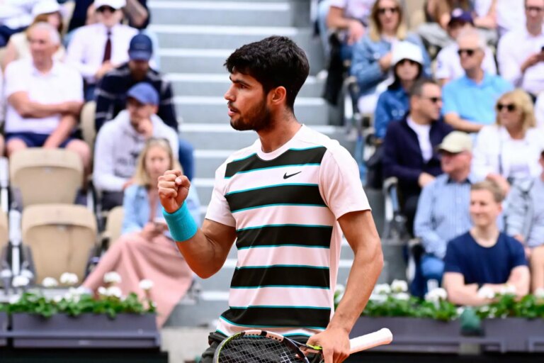 Il Roland Garros è di Alcaraz, lo spagnolo annulla tre match point e rimonta Sinner in una partita epica