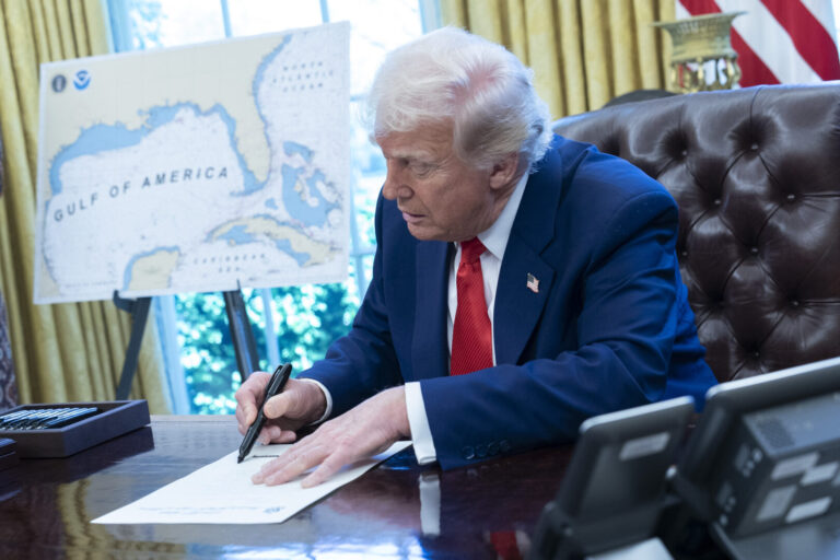 Trump firma nuovi dazi al 50% su alluminio e acciaio