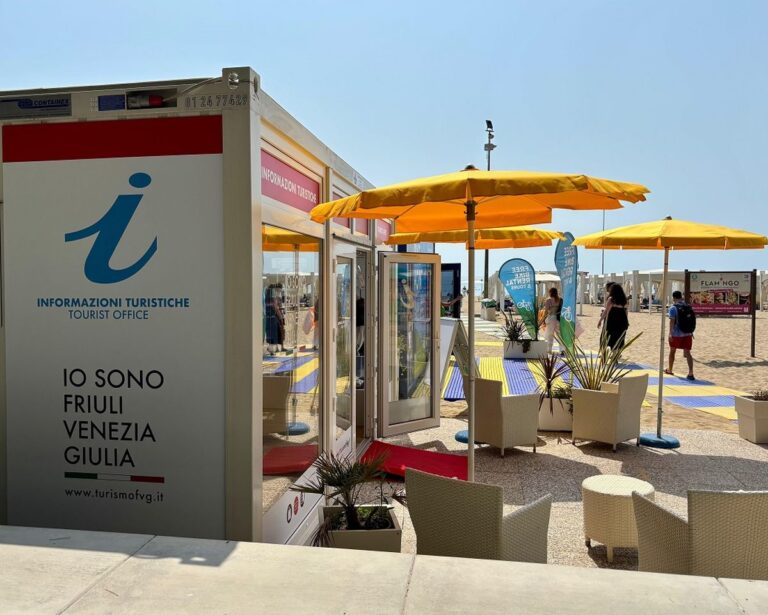 Friuli-Venezia Giulia, Bini presenta il nuovo beach infopoint a Lignano Sabbiadoro