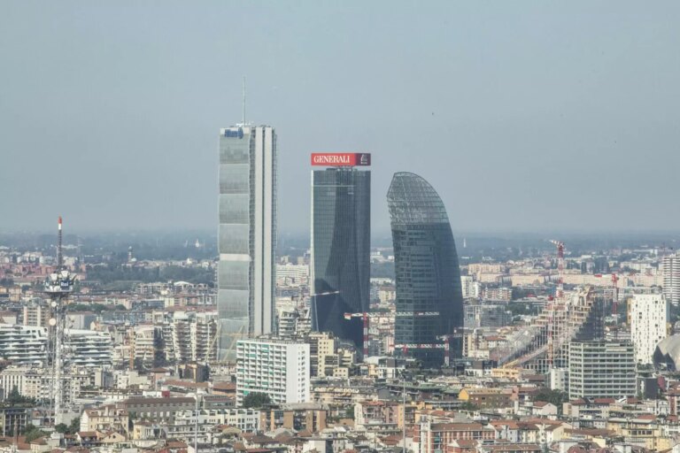 Milano, cede l’insegna di Generali sulla Torre Hadid: evacuata l’area, nessun ferito