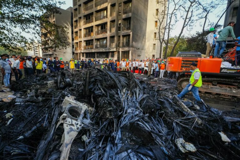 Volo dell’Air India precipita poco dopo il decollo, 204 morti e un sopravvissuto