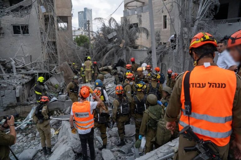 Proseguono gli attacchi tra Israele e Iran, Netanyahu “Abbiamo il controllo dei cieli di Teheran”
