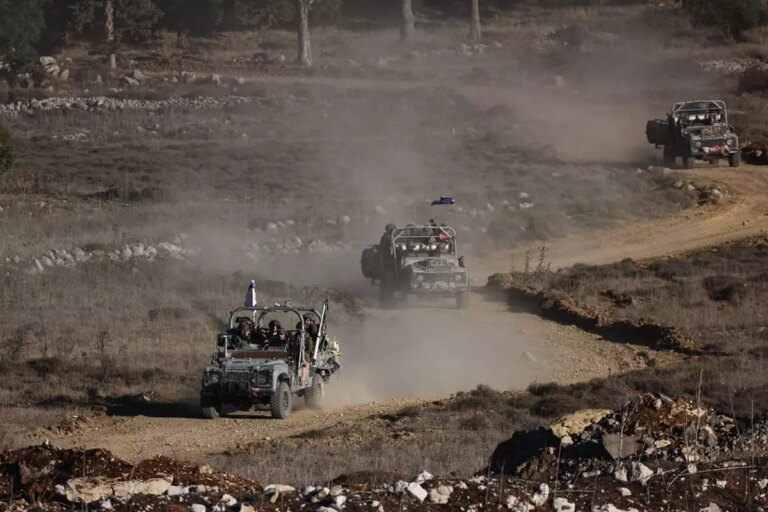 Attacchi aerei di Israele nel sud della Siria in risposta al lancio di razzi verso il Golan