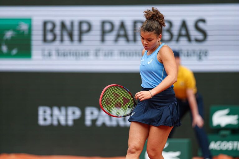 Jasmine Paolini eliminata agli ottavi del Roland Garros, Svitolina annulla tre match point e vince in tre set